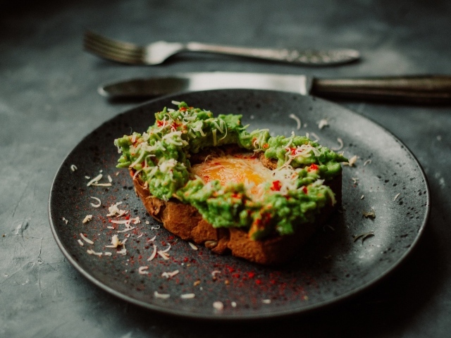 Хлеб с яйцом и соусом песто 