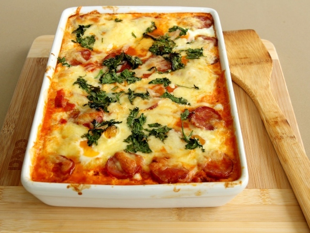 Запеканка с колбасой и сыром на столе