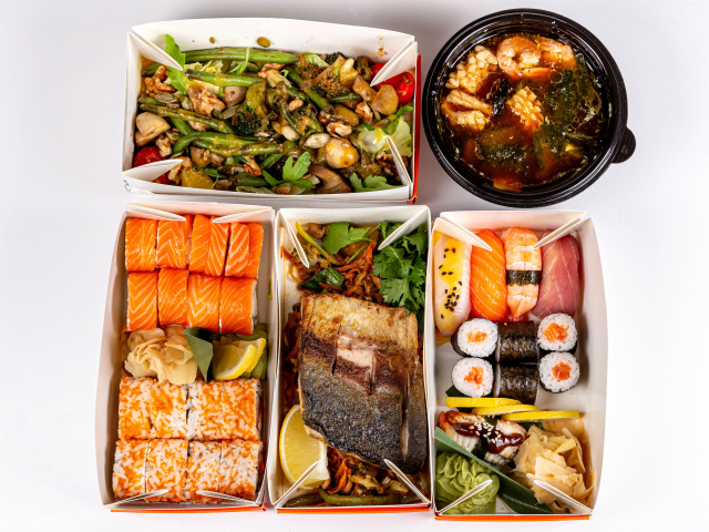 Вкусная острая китайская еда на белом фоне