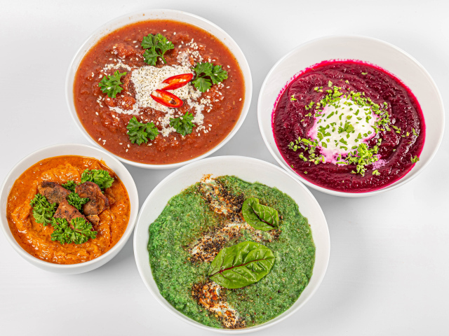 Разная икра из овощей на белом столе 