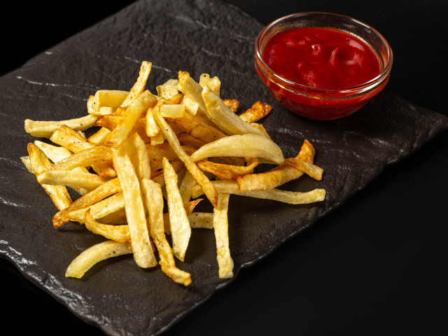 Картофель фри на каменной плите с соусом 