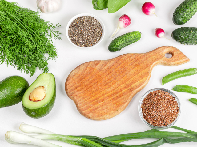 Свежие огурцы, авокадо, редис и укропом на столе с зернами