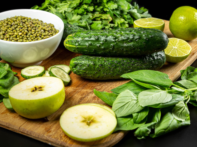 Свежие зеленые овощи и зелень на столе