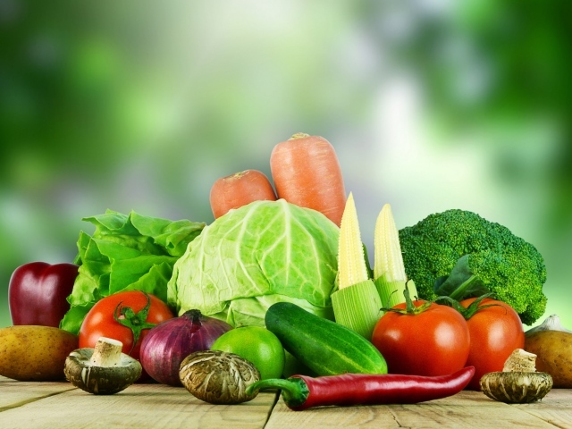Свежие домашние овощи на столе 