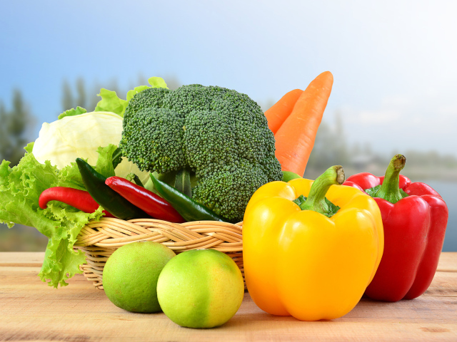 Свежий перец, брокколи и морковь на столе 