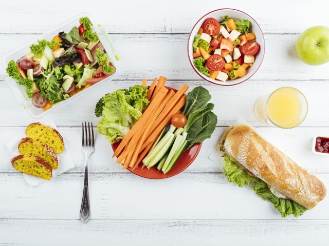 Салат из свежих овощей на столе с бутербродом 