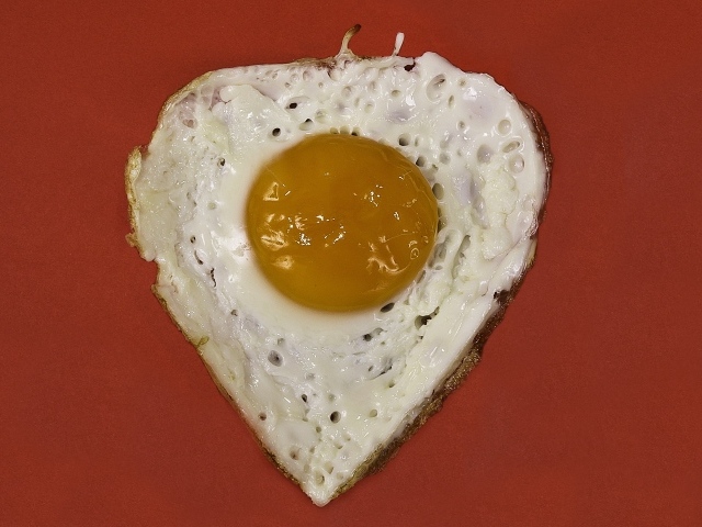 Яичница глазунья на красном фоне