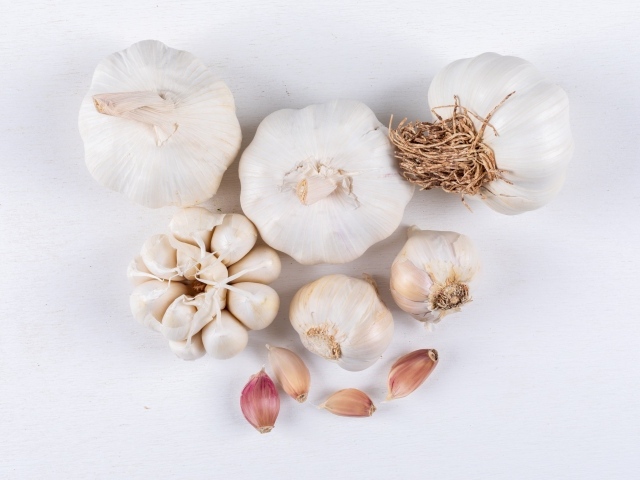 Чеснок на белом фоне крупным планом 