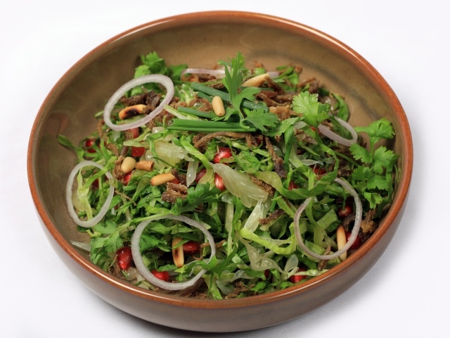 Салат из зелени с мясом на сером фоне