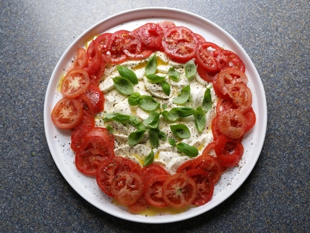 Итальянский сыр моцарелла с помидорами и базиликом