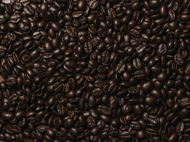 Много ароматных жареных зерен кофе крупным планом 