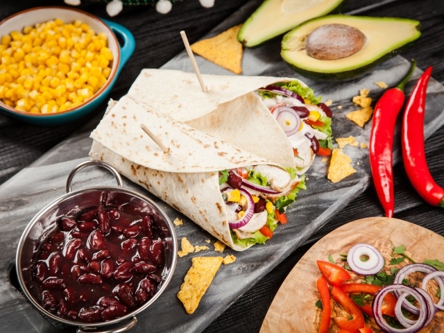 Мексиканский фаст фуд на столе