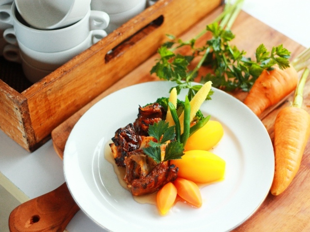 Картофель с морковью и мясом на белой тарелке 