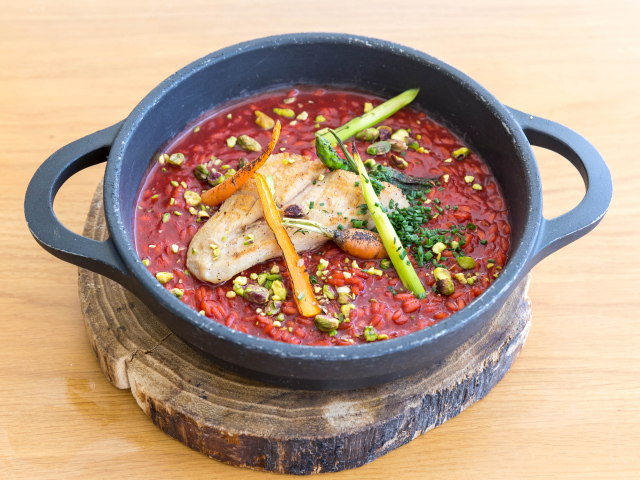 Красный суп с мясом на доске 