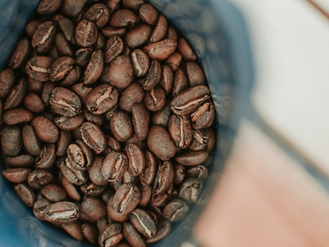 Обжаренные кофейные зерна крупным планом 