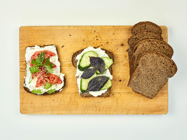 Бутерброды с черным хлебом на столе