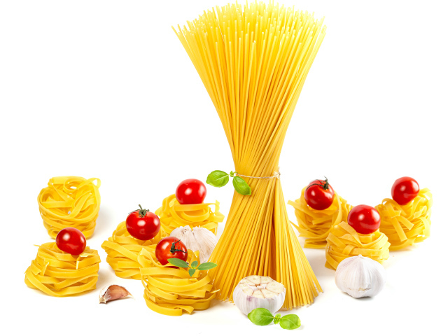 Спагетти и макароны с помидорами на белом фоне 