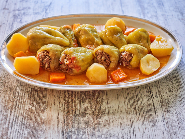 Фаршированный перец на тарелке с картофелем