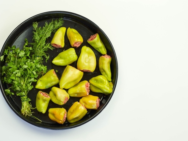 Начиненный перец с петрушкой и укропом на сковороде 