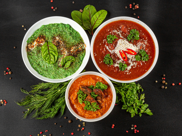 Три вида соусов на столе с зеленью