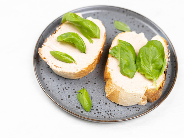 Два бутерброда с листьями базилика 
