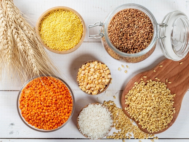 Разные крупы на столе с колосьями 