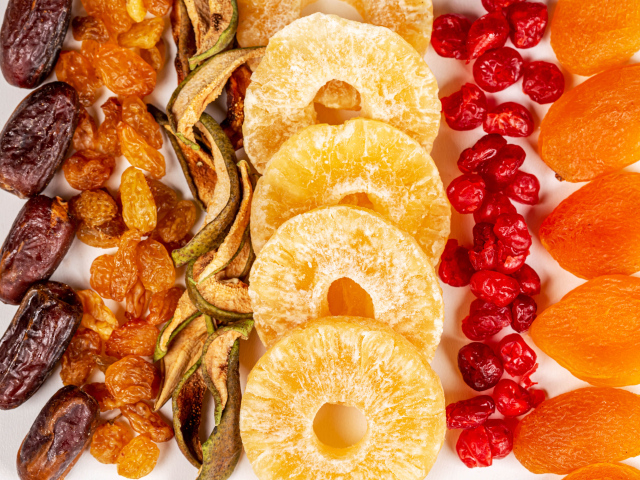 Аппетитные сухофрукты на белом фоне