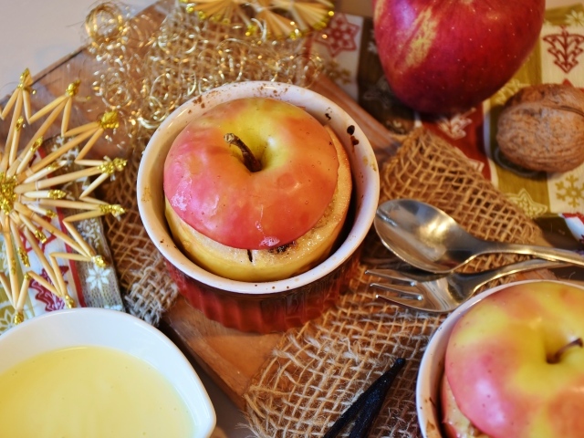 Запеченные яблоки на столе 