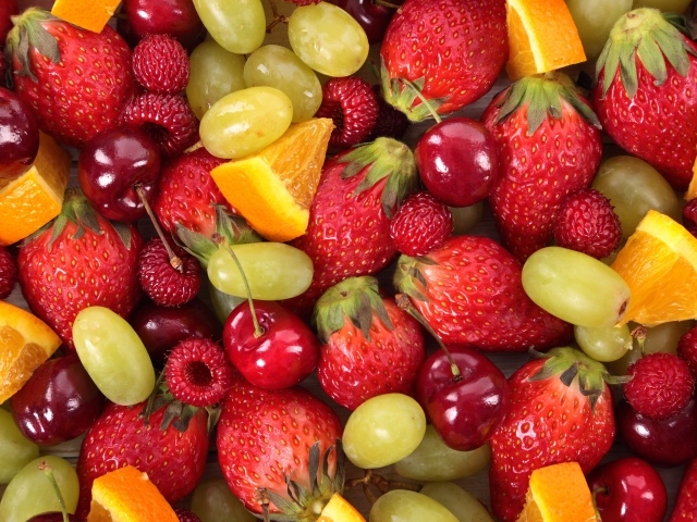 Ягоды клубники, малины, вишни и винограда крупным планом