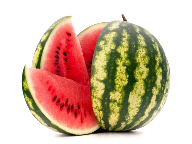 Большой полосатый зеленый арбуз на белом фоне