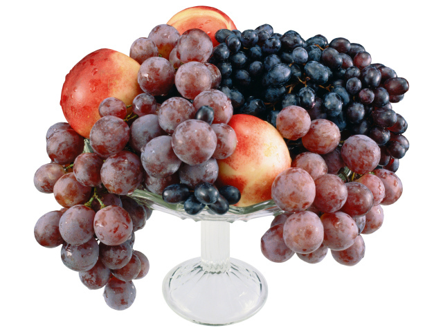 Гроздья винограда с нектарином на белом фоне