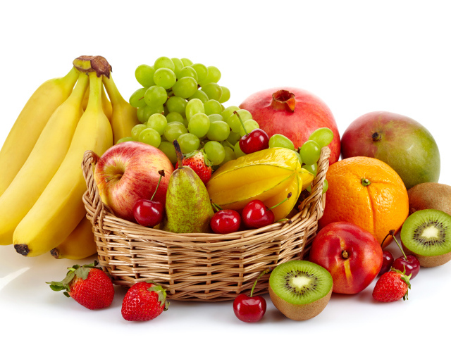 Вкусные спелые фрукты в корзине на белом фоне 