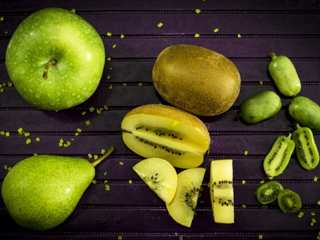 Зеленое яблоко на столе с грушей, киви и фейхоа 