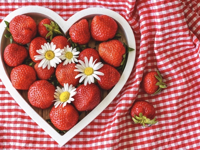 Деревянная коробка в форме сердца с клубникой и ромашками