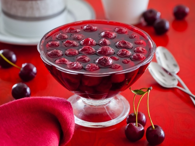 Варенье с ягодами вишни на столе