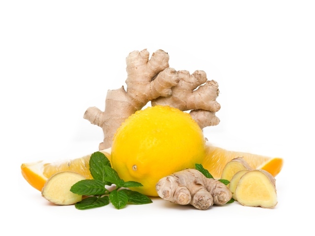 Лимон с корнем имбиря и мятой на белом фоне