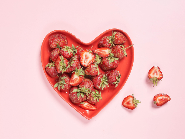 Красная тарелка в форме сердца с клубникой 