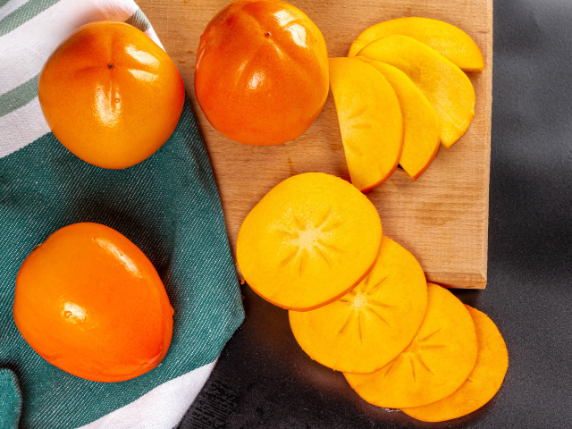 Хурма нарезанная кусочками на столе