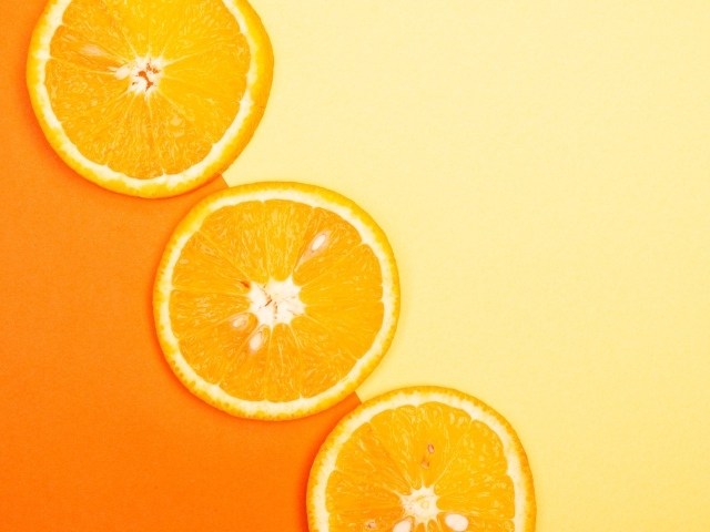 Три кружочка апельсина на столе 