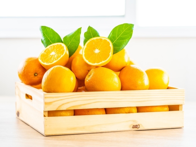 Деревянный ящик спелых сочных апельсинов