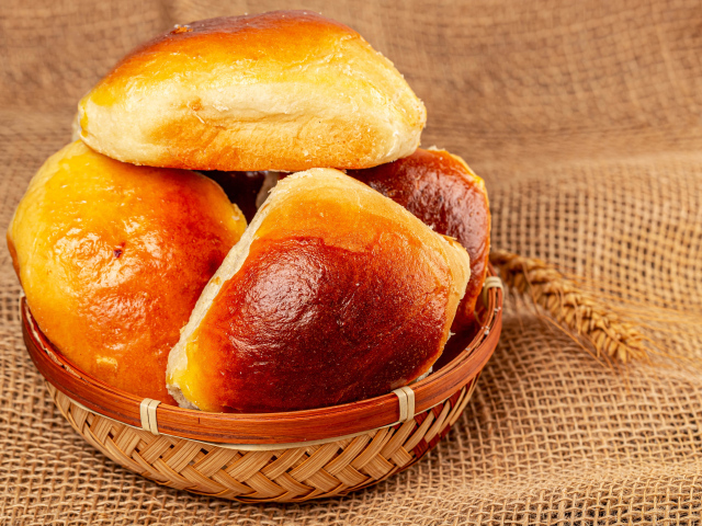 Свежие аппетитные булочки в корзинке