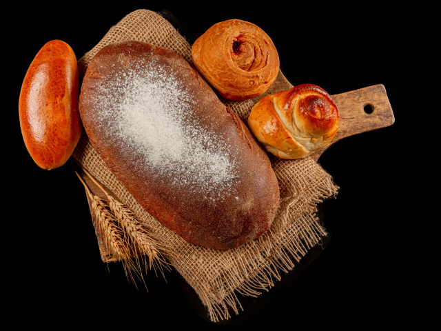 Свежая выпечка на черной поверхности