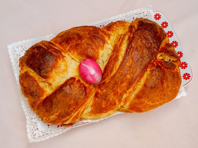 Плетеный кекс на столе на кружевной салфетке