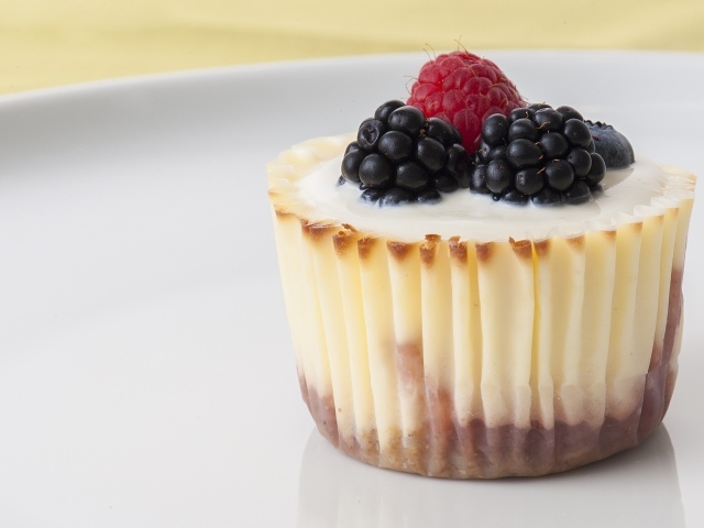 Аппетитный десерт с ягодами черники и малины 