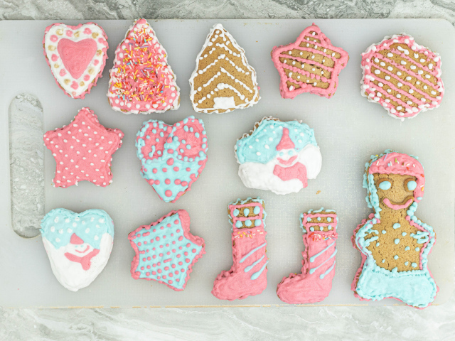 Красивое рождественское печенье на доске