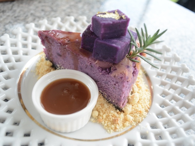 Ягодный чизкейк на тарелке с карамелью 