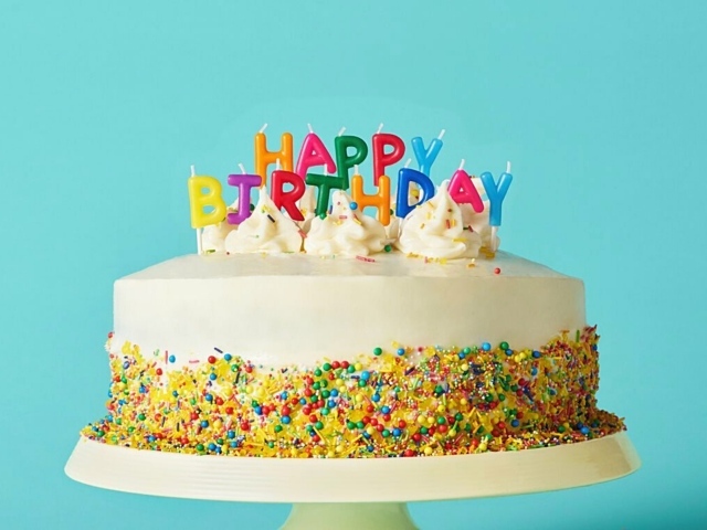 Большой яркий торт на день рождения на голубом фоне