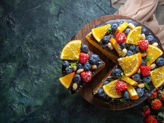 Торт с шоколадом, апельсинами и ягодами черники 