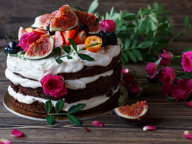 Торт с шоколадными коржами и сливочным кремом украшен ягодами