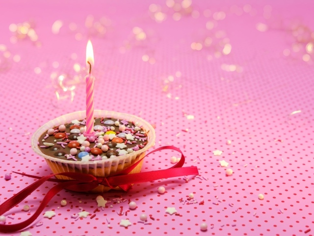 Пирожное с одной свечкой